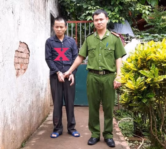Dẫn giải đối tượng Lường Văn Thương (dấu X) về Công an huyện Yên Châu, Sơn La.
