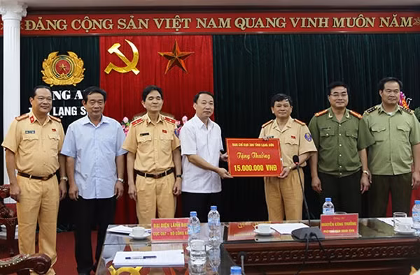 Lãnh đạo UBND Tỉnh thưởng nóng 15 triệu đồng cho Phòng Cảnh sát giao thông.