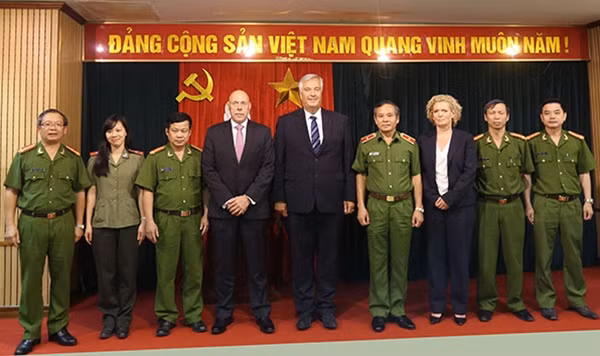 Các đại biểu chụp ảnh lưu niệm.