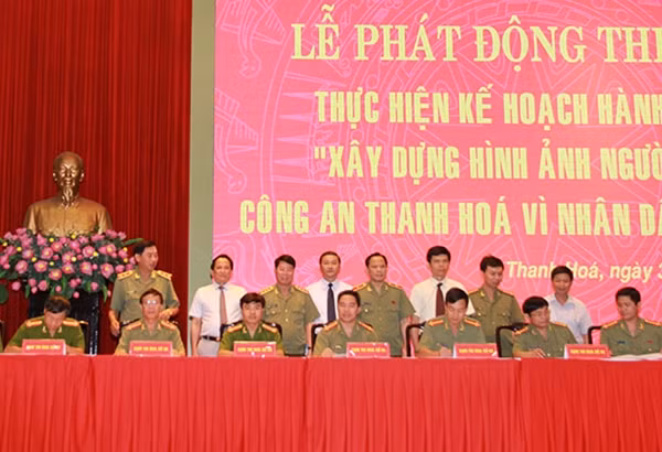 Thứ trưởng Bùi Văn Nam và các đồng chí lãnh đạo Tỉnh uỷ, UBND tỉnh Thanh Hoá chứng kiến các đơn vị ký giao ước thi đua.