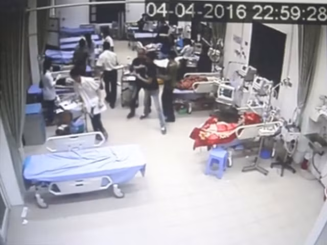 (Ảnh camera ghi lại): Tuấn "tôm" cùng đàn em truy sát anh D. tại Bệnh viện Thái Nguyên.