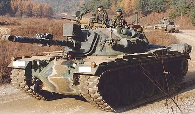 Hỏa lực chính của xe tăng M48 Patton là pháo nòng xoắn 105mm (54 viên đạn trong xe) bắn được các loại đạn nổ phá chống tăng.Vũ khí phụ gồm một súng máy M2HB cỡ nòng (3.000 viên đạn) và một súng máy đồng trục 7,62mm M73 (10.000 viên đạn). Nó được trang bị động cơ diesel AVDS-1790-2 V12 750 mã lực. Xe có tốc độ tối đa 48 km/giờ, tầm hoạt động 463 km.