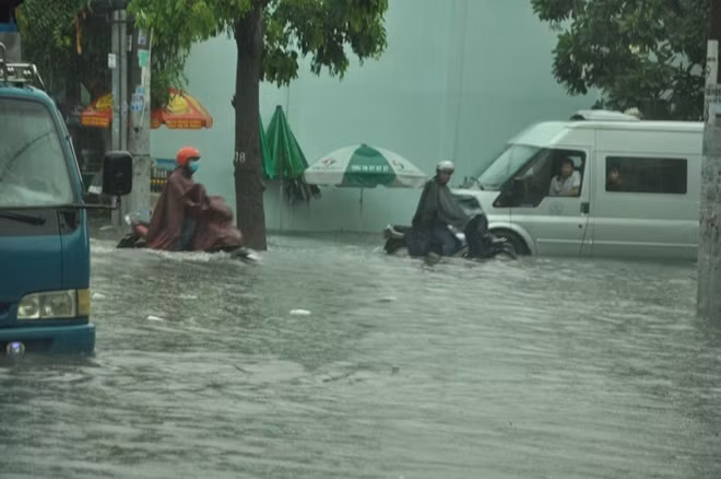 Xe gắn máy phải đi vào làn xe ô tô.