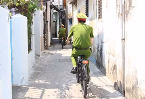 Cảnh sát khu vực đi xe đạp xuống địa bàn.