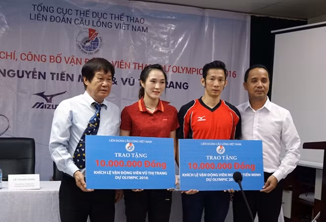 Để động viên hai VĐV trước khi lên đường, VBF tặng mỗi VĐV 10 triệu đồng.