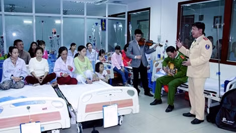 Cứ rảnh rỗi hay ngày nghỉ cuối tuần, Đại úy Ngụy Duy Phương lại cùng bạn bè đến bệnh viện hát cho các bệnh nhân nghe.