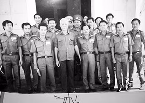 Lực lượng SBC chụp ảnh với đồng chí Mai Chí Thọ, Giám đốc Công an TP. Hồ Chí Minh vào thời điểm mới thành lập.