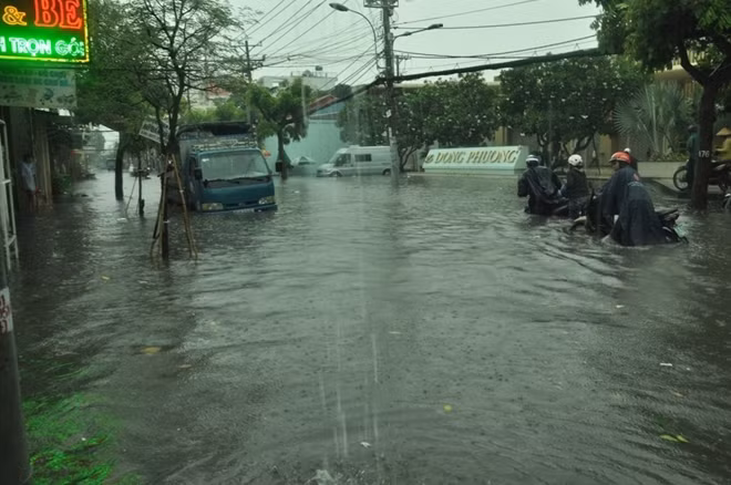 Nhiều xe máy rơi phải dẫn bộ vì không thể lưu thông.