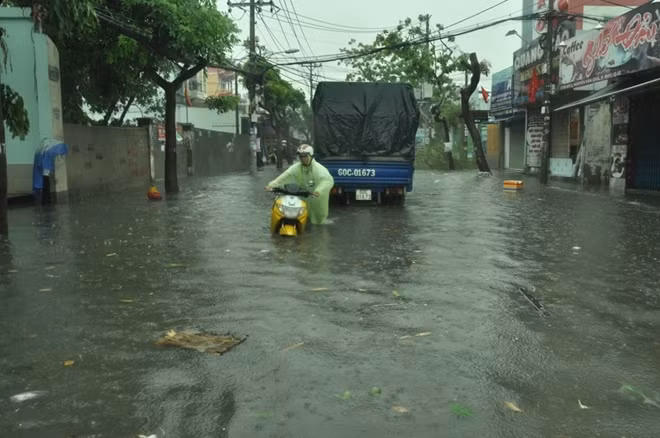 Xe gắn máy bị ngập nước nên người dân chỉ còn cách dẫn bộ.