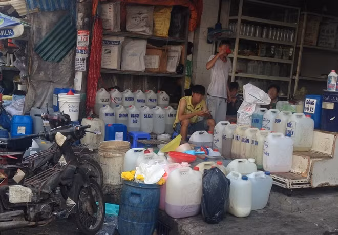 Những sạp kinh doanh hóa chất vẫn buôn bán công khai.