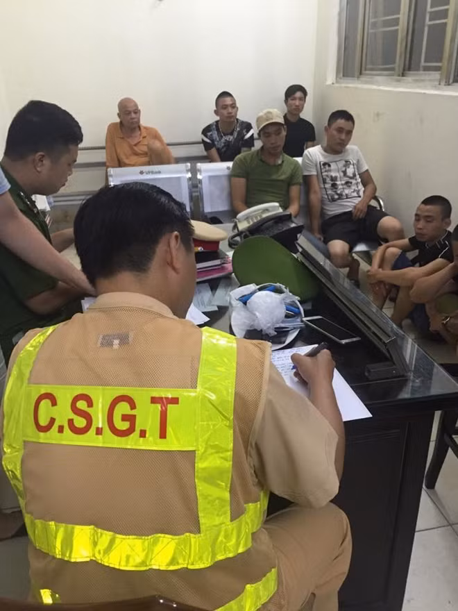 Các đối tượng tại cơ quan Công an.