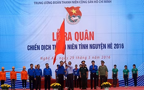 Trưởng ban Tuyên giáo Trung ương Võ Văn Thưởng cùng các đại biểu phát động ra quân chiến dịch Thanh niên tình nguyện hè 2016. Ảnh: TTXVN.