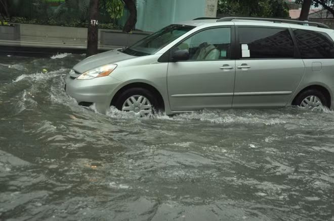 Các phương tiện lưu thông qua đường ngập gặp khó.