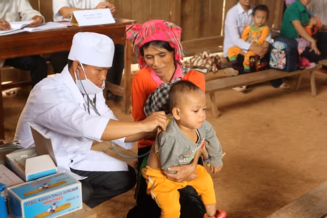 Trẻ được khám sàng lọc trước khi tiêm phòng.