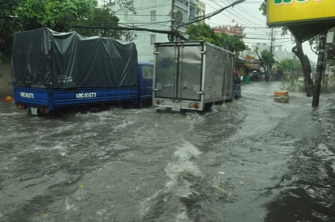 Nhiều phương tiện tải trên các tuyến đường ngập bị chết máy không di chuyển được.