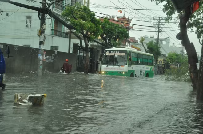 Nhiều vật dụng nổi trên đường khiến giao thông gặp khó.