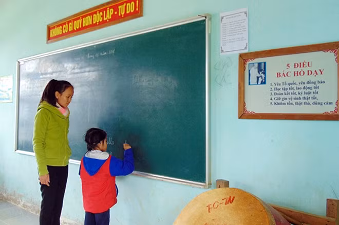 Cô giáo Mai đang giảng bài cho học sinh Trà Linh.