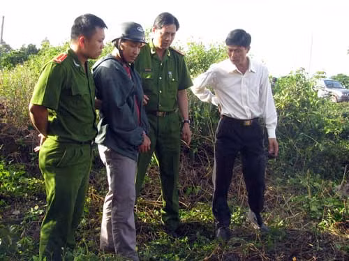 Đối tượng Kiều Quốc Huy đạp chân chỉ vị trí chôn giấu xác các nạn nhân dưới giếng sau 3,5 năm gây án.
