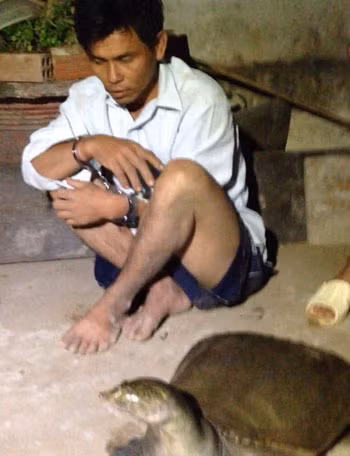 Đối tượng Trần Thanh Tùng cùng tang vật. Đối tượng Trần Thanh Tùng cùng tang vật.