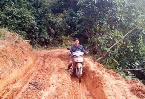 A Lồng trong một chuyến đi bản phổ biến kiến thức cho người dân.