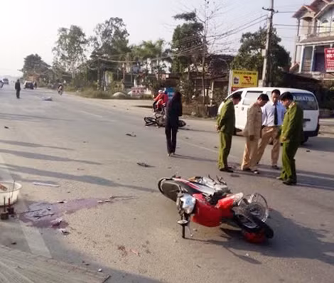 Công an huyện Chương Mỹ khám nghiệm hiện trường vụ tai nạn.