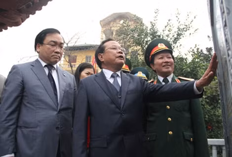 Đoàn đại biểu tham quan bia đá tưởng niệm các Anh hùng.