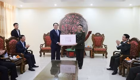 Đại tướng Trần Đại Quang, Ủy viên Bộ Chính trị, Bộ trưởng Bộ Công an tặng quà cho Công an tỉnh Nam Định.