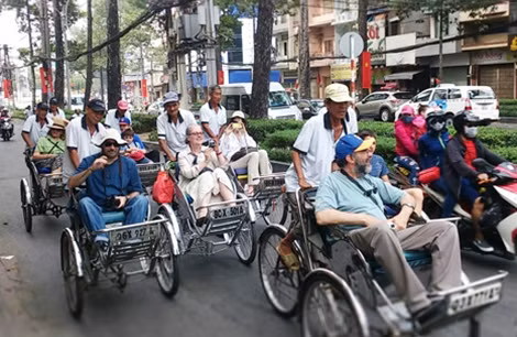 Du khách nước ngoài vui vẻ, an tâm khi đón những ngày xuân tại TP Hồ Chí Minh.