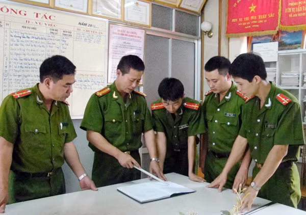 Lực lượng Công an trao đổi kế hoạch phá án.