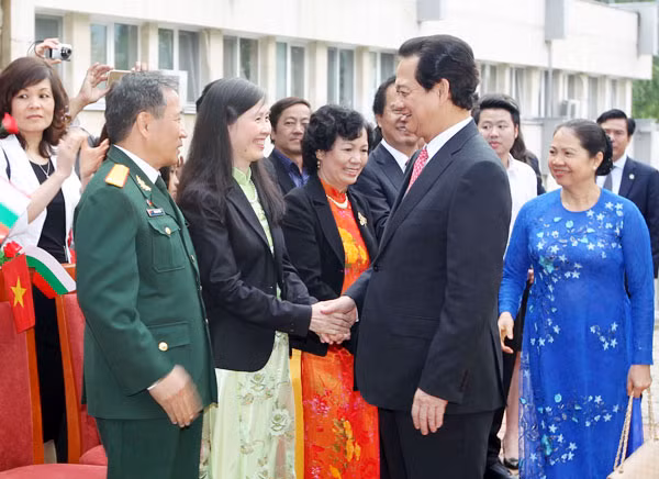 Thủ tướng Nguyễn Tấn Dũng và phu nhân đến thăm cán bộ, nhân viên Đại sứ quán Việt Nam và gặp gỡ đại diện cộng đồng người Việt Nam tại Bulgaria. Ảnh: TTXVN.