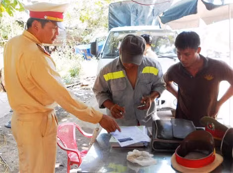 Lực lượng thực thi nhiệm vụ tại Trạm kiểm tra tải trọng xe lưu động giải đáp thắc cho tài xế về các thông số sau khi cân xe. Lực lượng thực thi nhiệm vụ tại Trạm kiểm tra tải trọng xe lưu động giải đáp thắc cho tài xế về các thông số sau khi cân xe.