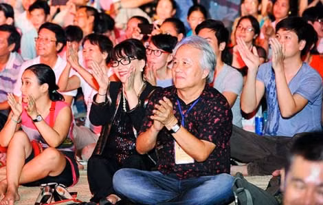 Hai vợ chồng bà Trịnh Vĩnh Trinh - Nguyễn Trung Trực ngồi dưới khán đài theo dõi chương trình. Hai vợ chồng bà Trịnh Vĩnh Trinh - Nguyễn Trung Trực ngồi dưới khán đài theo dõi chương trình.