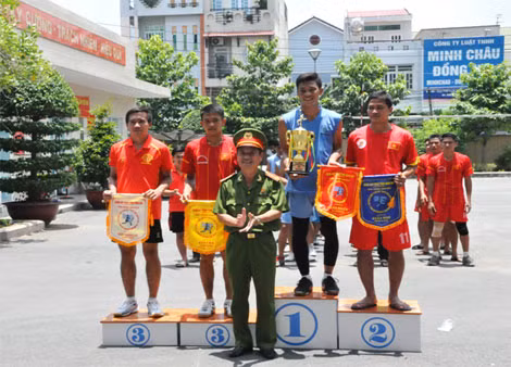 Đại tá Trần Tuấn Triệu, Trưởng Ban tổ chức trao Cúp vô địch và trao các giải thưởng.