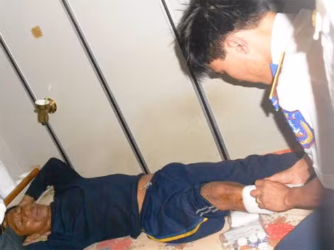 Cán bộ quân y chăm sóc thuyền trưởng Nguyễn Lợi. Cán bộ quân y chăm sóc thuyền trưởng Nguyễn Lợi.