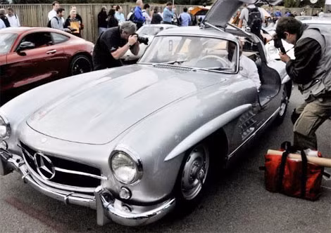 Hai tay đua nổi tiếng thế giới, Sir Stirling Moss (trái) và Jochen Mass (phải) đang chuẩn bị dẫn đầu đoàn xe tại triển lãm.