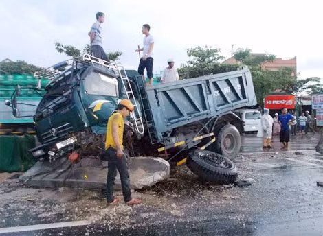 Xe tải mang BKS 92C-00735 biến dạng, hư hỏng hoàn toàn.