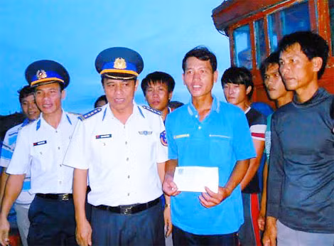 Đại tá Thái Minh Dũng, Phó Tư lệnh pháp luật, Bộ tư lệnh Vùng cảnh sát biển 2 tặng quà hỗ trợ tàu cá bị nạn. Đại tá Thái Minh Dũng, Phó Tư lệnh pháp luật, Bộ tư lệnh Vùng cảnh sát biển 2 tặng quà hỗ trợ tàu cá bị nạn.