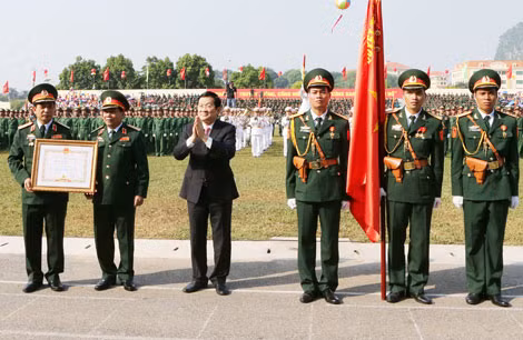 Chủ tịch nước Trương Tấn Sang trao Huân chương Quân công hạng nhất tặng lực lượng vũ trang Quân khu 1. Ảnh: TTXVN.