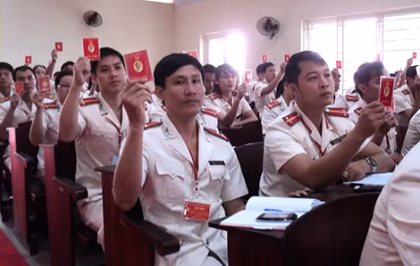 Các đảng viên tham gia Đại hội.
