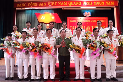 Thiếu tướng Nguyễn Thanh Nam tặng hoa chúc mừng Ban chấp hành Đảng bộ Cao đẳng ANND II lần thứ XIV, nhiệm kỳ 2015-2020.