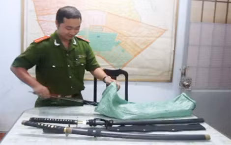 Hung khí “nóng” bị thu giữ tại Công an phường Tân Hiệp.