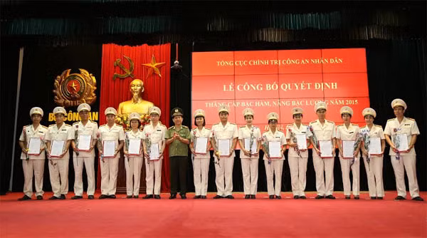 Thiếu tướng Nguyễn Văn Sơn, Phó Tổng cục trưởng Tổng cục Chính trị CAND trao Quyết định cho các đồng chí được thăng cấp bậc hàm, nâng lương niên hạn 2015.