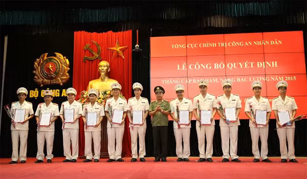 Trung tướng Bùi Bá Định, Phó Tổng cục trưởng Tổng cục Chính trị CAND trao Quyết định cho các đồng chí được thăng cấp bậc hàm, nâng lương niên hạn 2015.