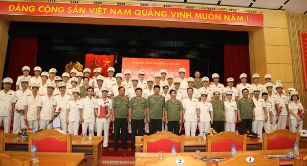 Lãnh đạo Tổng cục Chính trị CAND với các đại biểu tham dự buổi Lễ.
