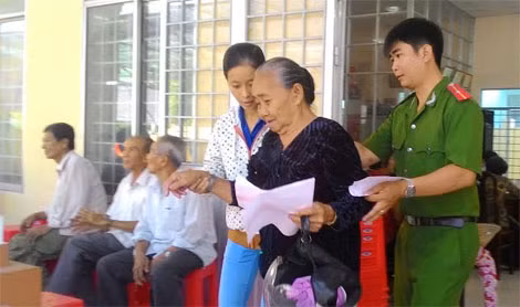 Sau nhận khám bệnh, nhận thuốc người bệnh được cán bộ Công an dìu ra tận xe người thân đưa về nhà. Sau nhận khám bệnh, nhận thuốc người bệnh được cán bộ Công an dìu ra tận xe người thân đưa về nhà.