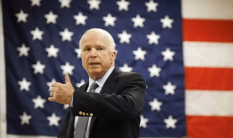 Thượng nghị sĩ John McCain: “Ông ấy nợ một lời xin lỗi đối với gia đình của những người đã hy sinh trong cuộc chiến và những người đã từng bị bắt làm tù binh…”.