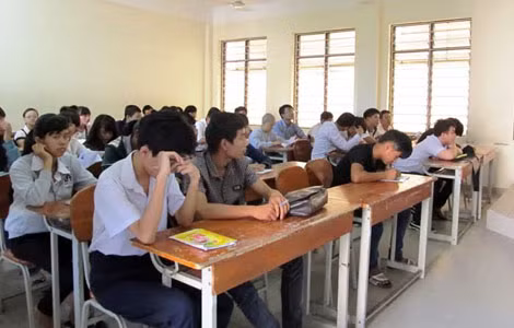 Thí sinh nghe phổ biến qui chế thi tại điểm thi Nguyễn Chí Thanh, quận Tân Bình sáng 30/6.