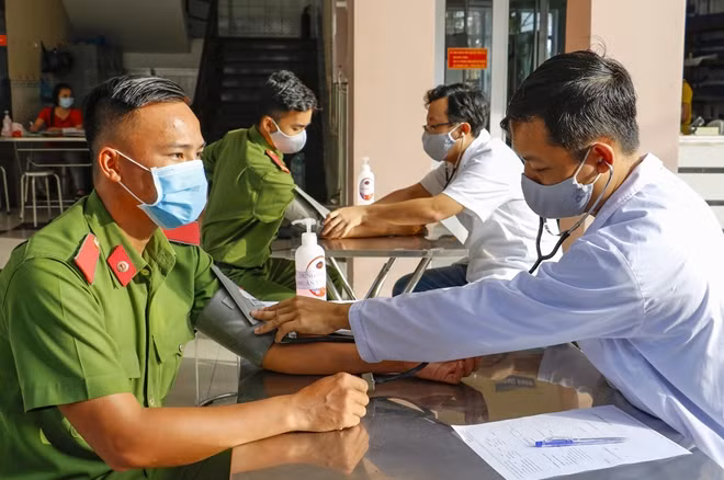 CBCS tham gia hiến máu.