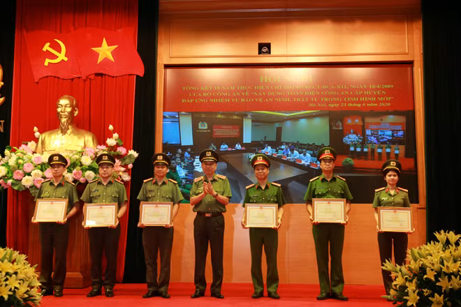 Bộ trưởng Tô Lâm trao Bằng khen cho các tập thể có thành tích xuất sắc