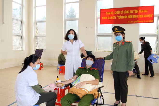 Lãnh đạo Công an tỉnh và lãnh đạo Sở Y tế thăm hỏi, động viên CBCS tham gia hiến máu Lãnh đạo Công an tỉnh và lãnh đạo Sở Y tế thăm hỏi, động viên CBCS tham gia hiến máu
